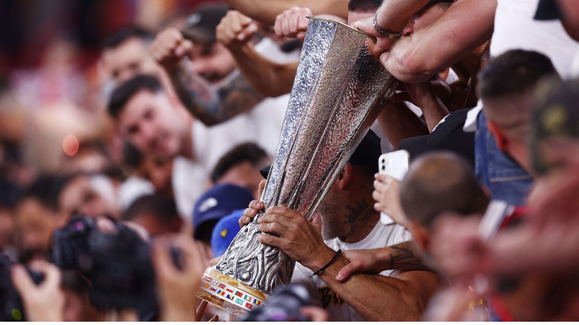 在此背景下 在此背景下