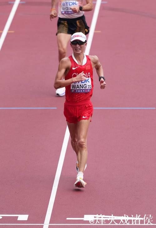 中国选手王朝朝在田径世锦赛男子20公里竞走中夺得银牌 中国选手王朝朝在田径世锦赛男子20公里竞走中夺得银牌