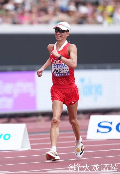 中国选手王朝朝在田径世锦赛男子20公里竞走中夺得银牌 中国选手王朝朝在田径世锦赛男子20公里竞走中夺得银牌